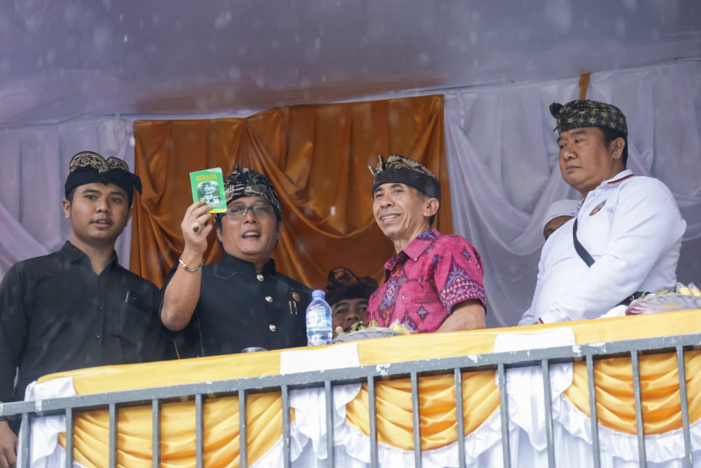 Bupati Giri Prasta Serahkan Hibah Rp 490 Juta di Kabupaten Buleleng